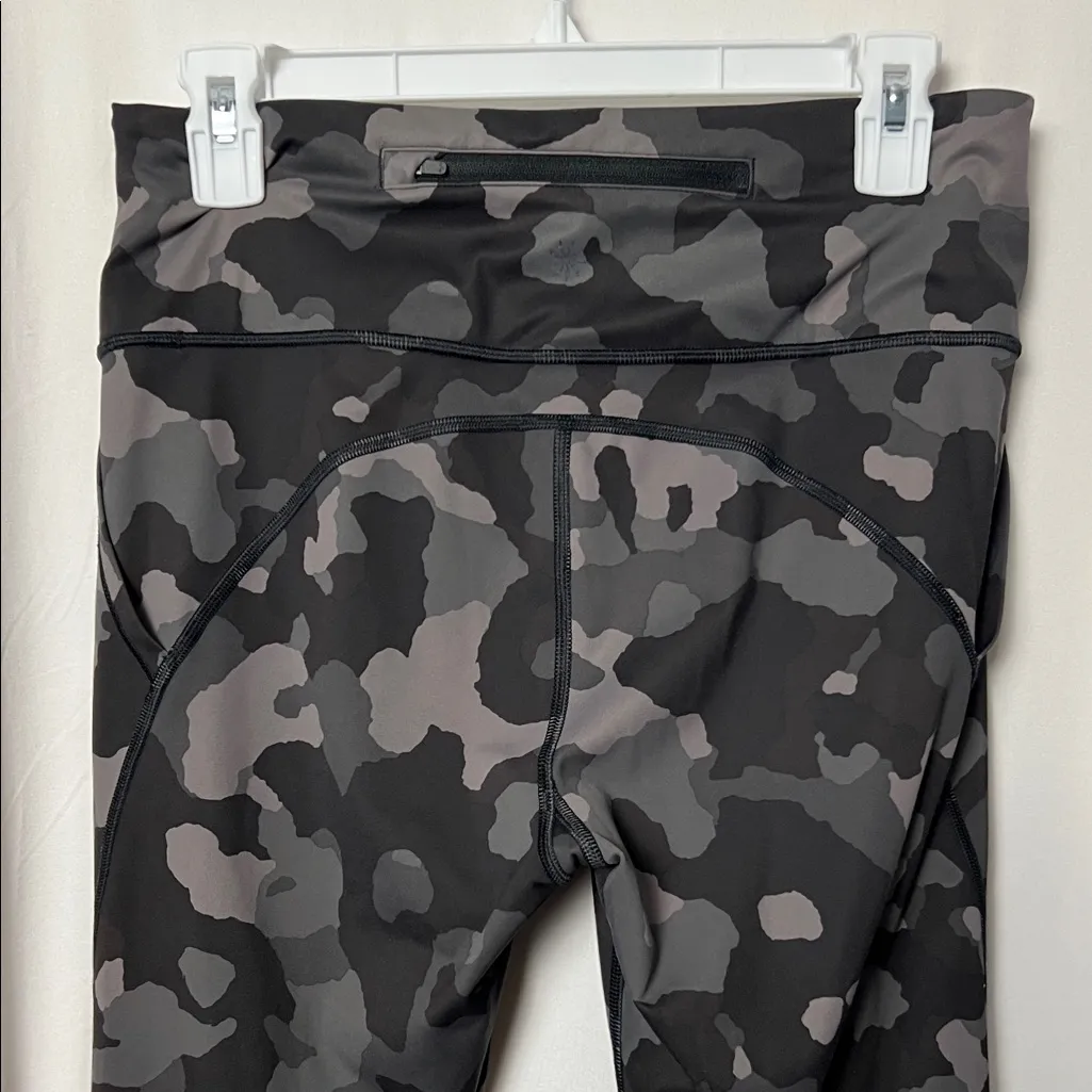 Athleta Women's Lightning Camo 7/8 Tight Size Medium - Image 8