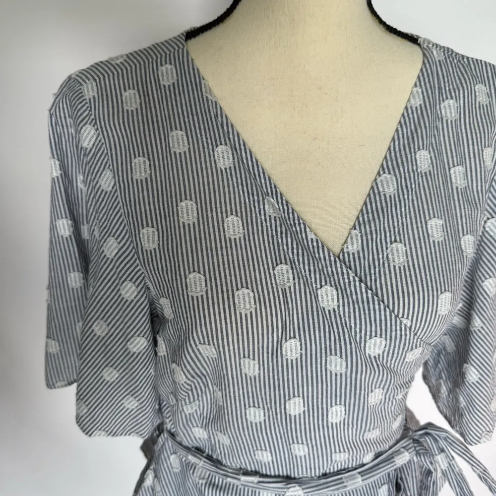 LOFT Gray Polka Dot Feminine Wrap Top size large 96% cotton Flowy sleeves - Image 2