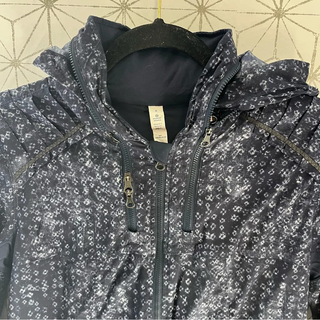 Lululemon Spring Forward Jacket
Kanoko Twist Inkwell Ghost / Inkwell - Image 8