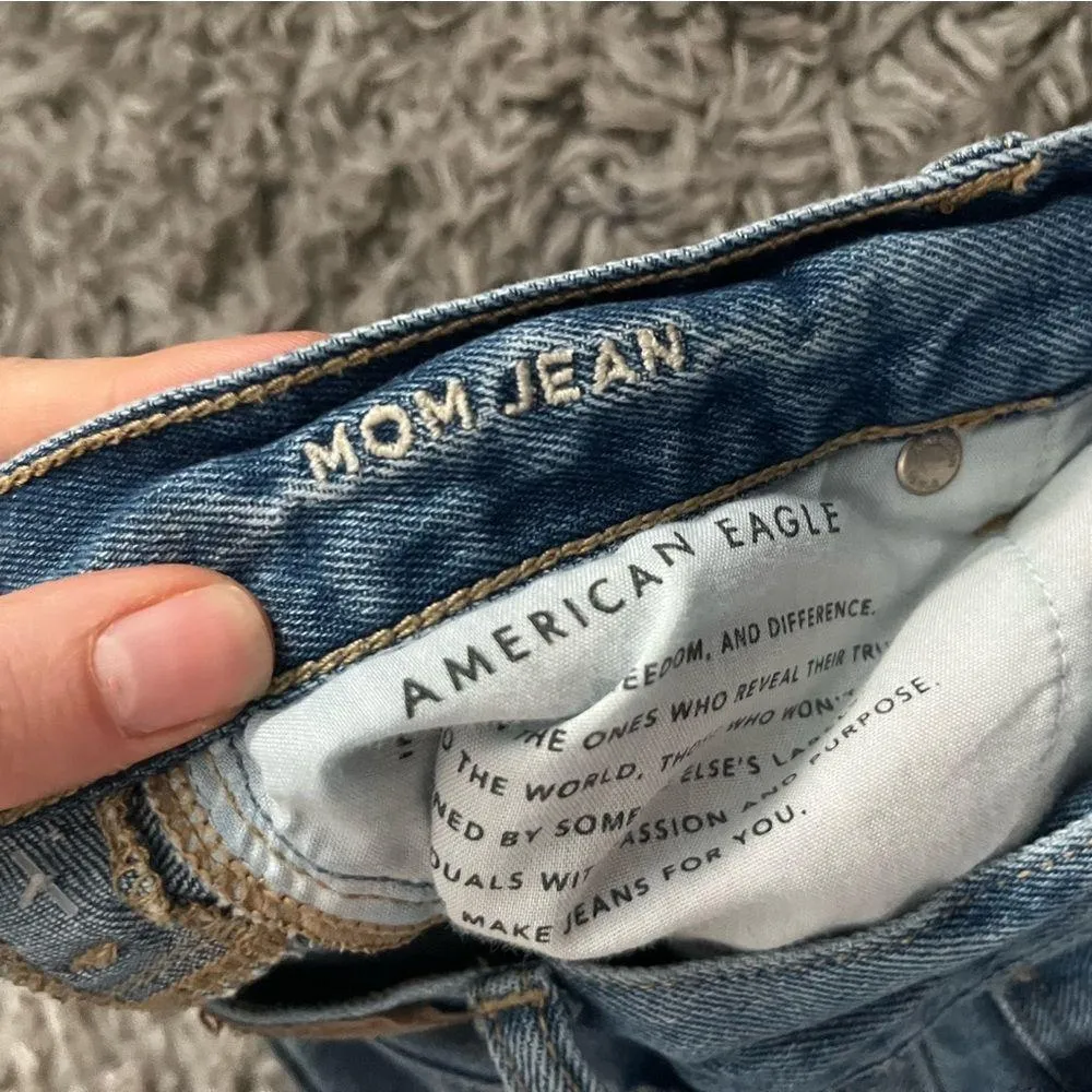 American Eagle distressed mom jeans size 2 long - Image 5