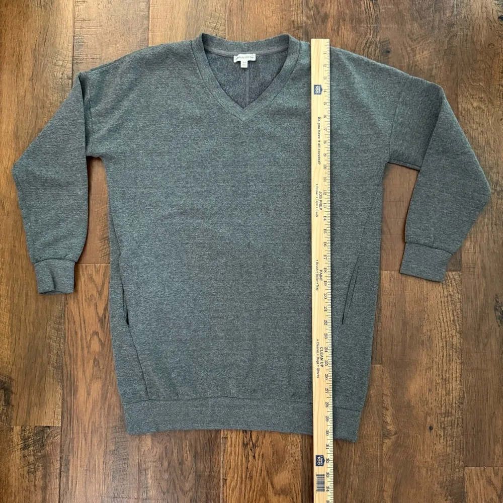 ZENANA OUTFITTERS grey v-neck tunic sweatshirt, size S/M - Image 13