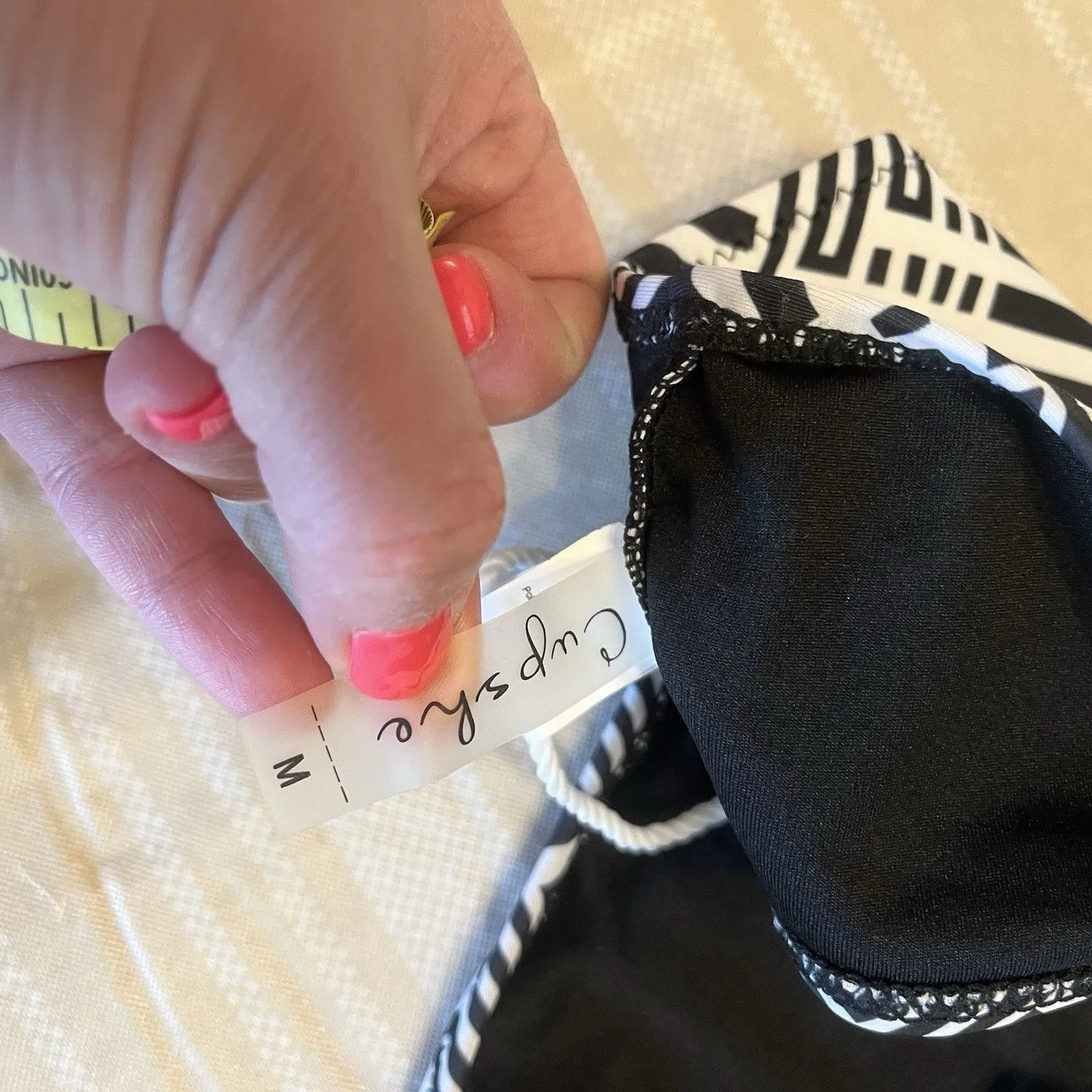 NWT Cupshe swim top size Medium Black White Geometric - Image 3