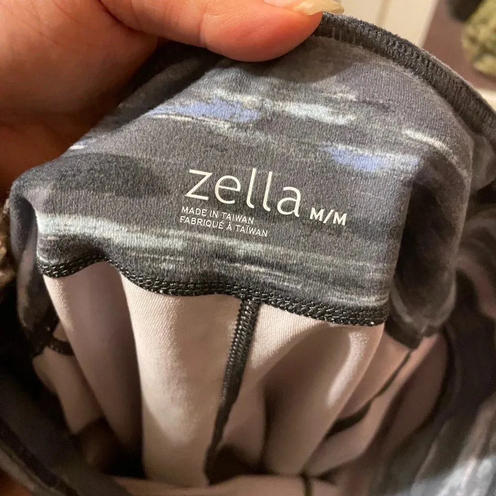 ZELLA GRAY PATTERNED CROPPED ACTIVE LEGGINGS - Image 3