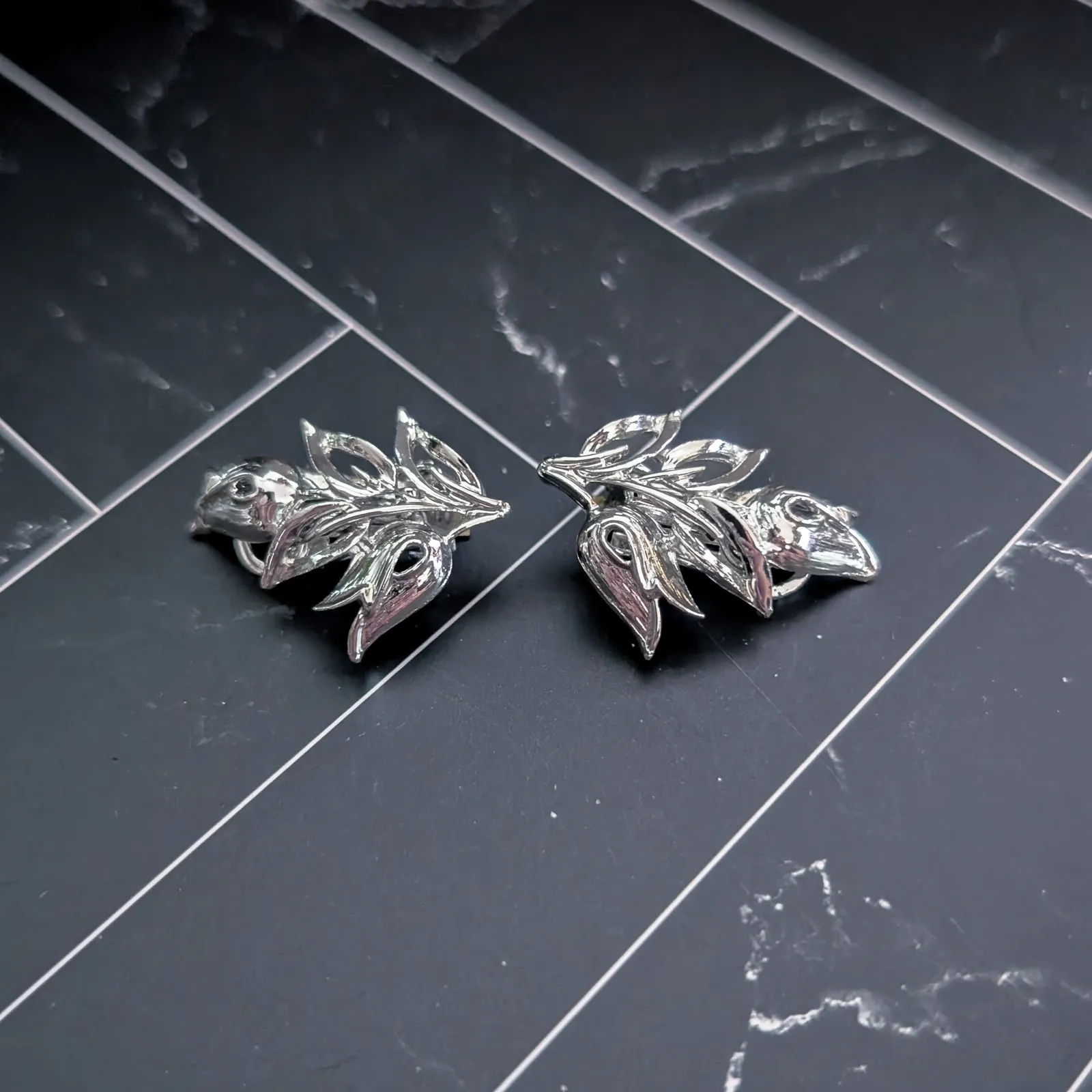 Vintage Clip On Earrings Large Silver Tone Wheat? Harvest Fall 1 & 1/8" - Image 3