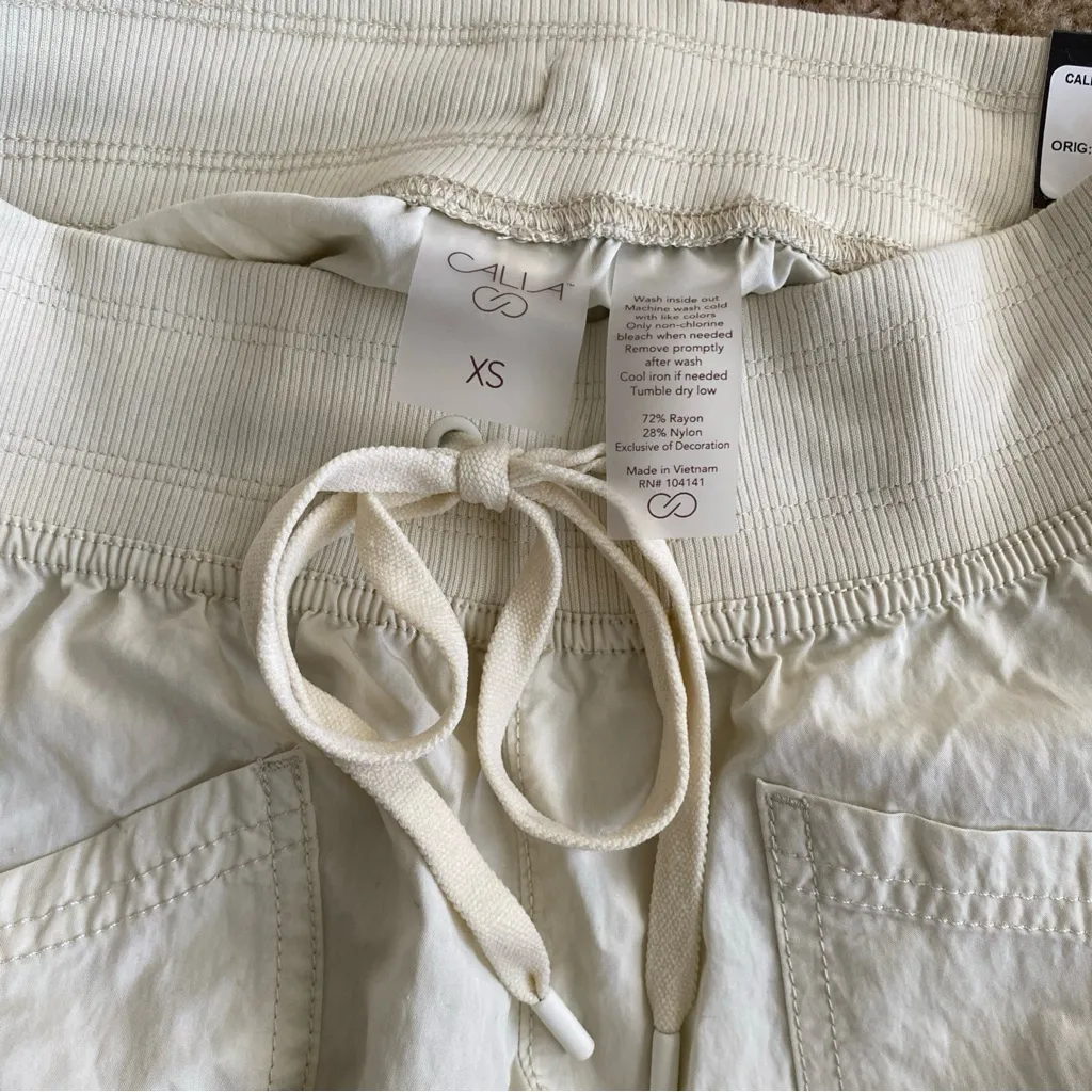 Calia Shorts XS Carrie Underwood Midrise Pintuck Lightweight Activewear Pockets White - Image 3