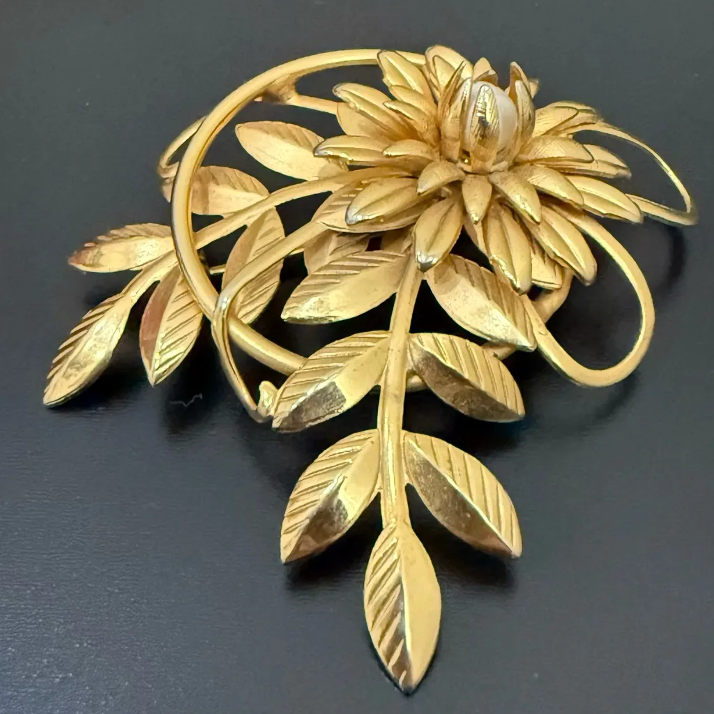 Vintage Unsigned Gold Tone Textured Flower Sprays Faux Pearl Brooch Pin 7g. - Image 3