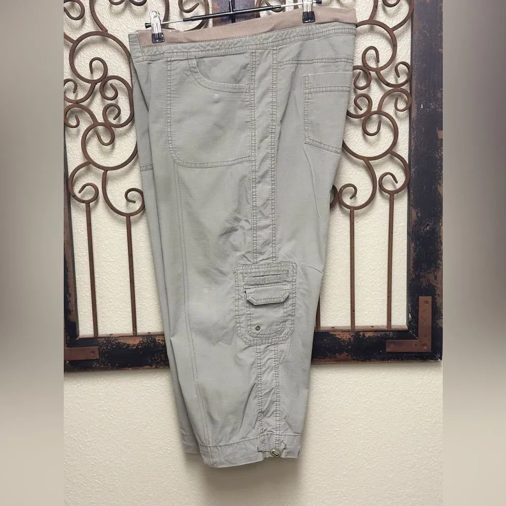 Chicos olive green army Capri pants - Image 4