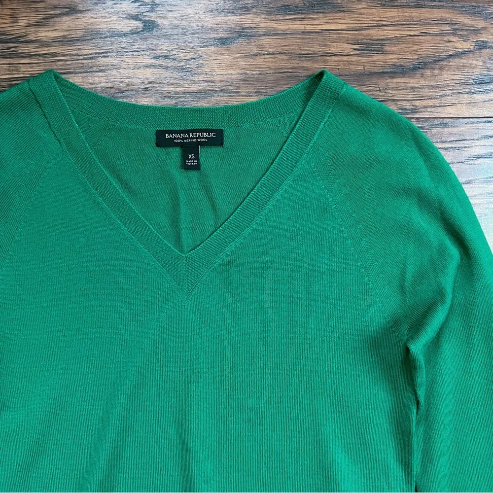 Banana Republic • Seamless Merino V-neck Sweater pullover Luscious Green wool - Image 3