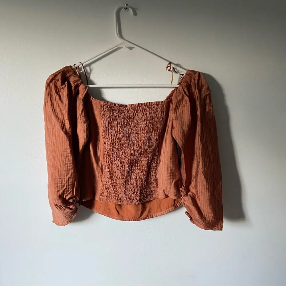 ASTR NWT brown/copper puff sleeve blouse - Image 4