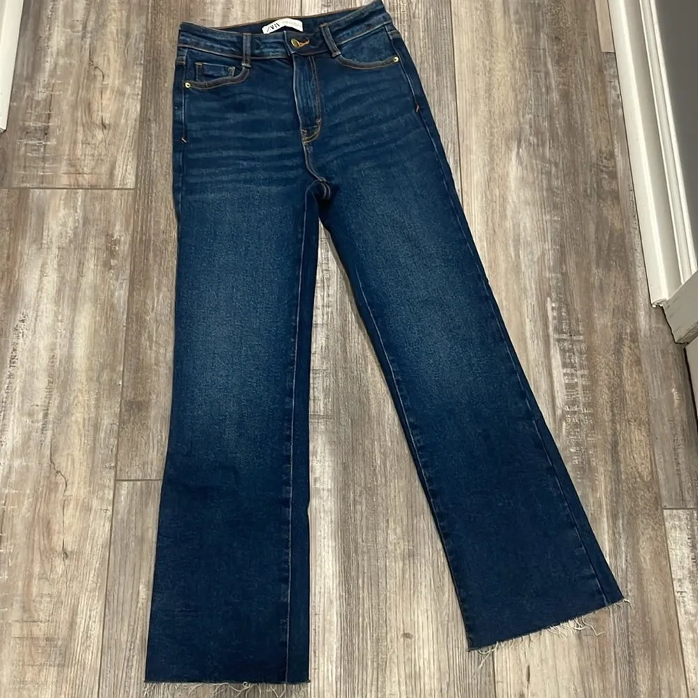 Zara High Rise Raw Hem Flare Cropped Stretchy Jeans Dark Wash Size 0 - Image 3
