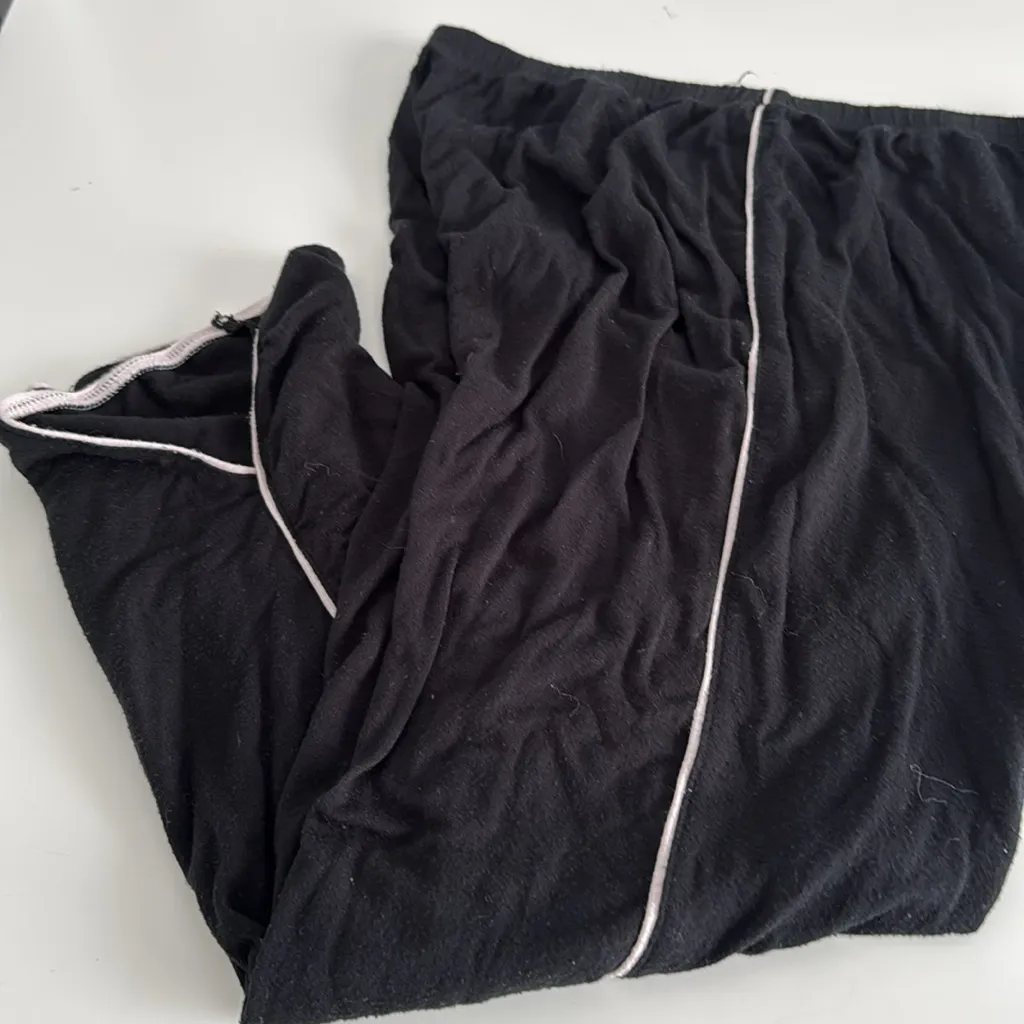 Stars Above Black Pajama Set. White Trim. Short sleeve & capri bottoms. Size XS - Image 3