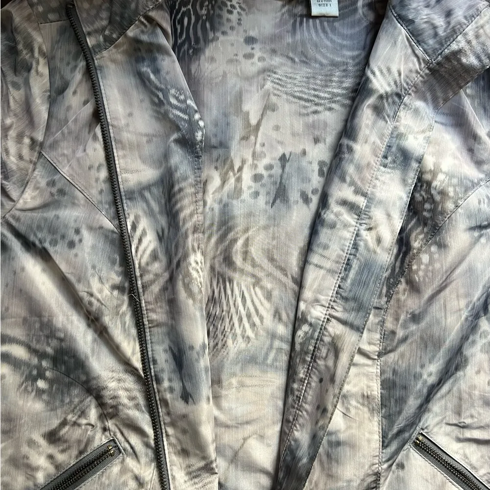 Zenergy by Chico’s woman’s lightweight jacket. Chicos size: 1, or M/8. Gray Size undefined - Image 9