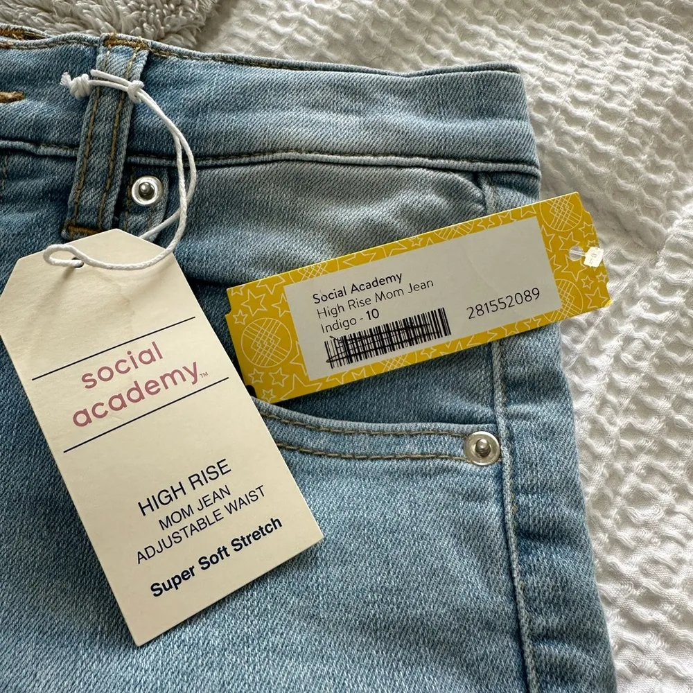 Social academy light wash skinny jeans, size 10 but fits MUCH smaller, NWT - Image 9