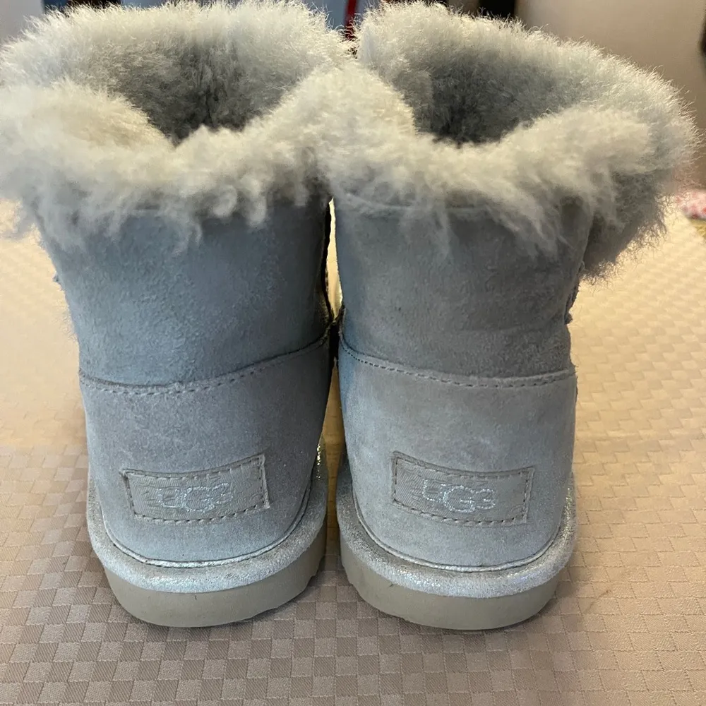 Uggs button star gray & silver fur lined suede boots. Size 5. - Image 6