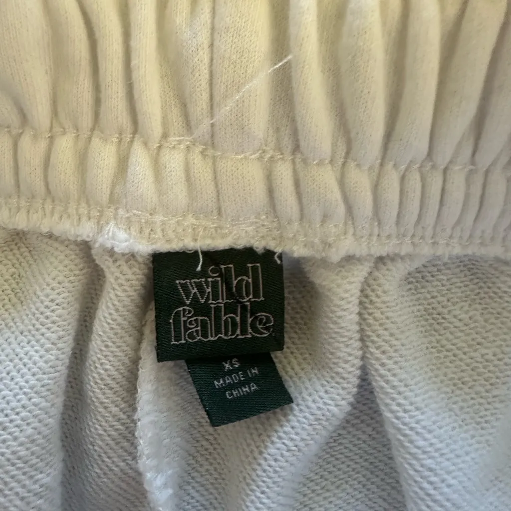 Women’s white fleece cargo shorts xs nwot - Image 2