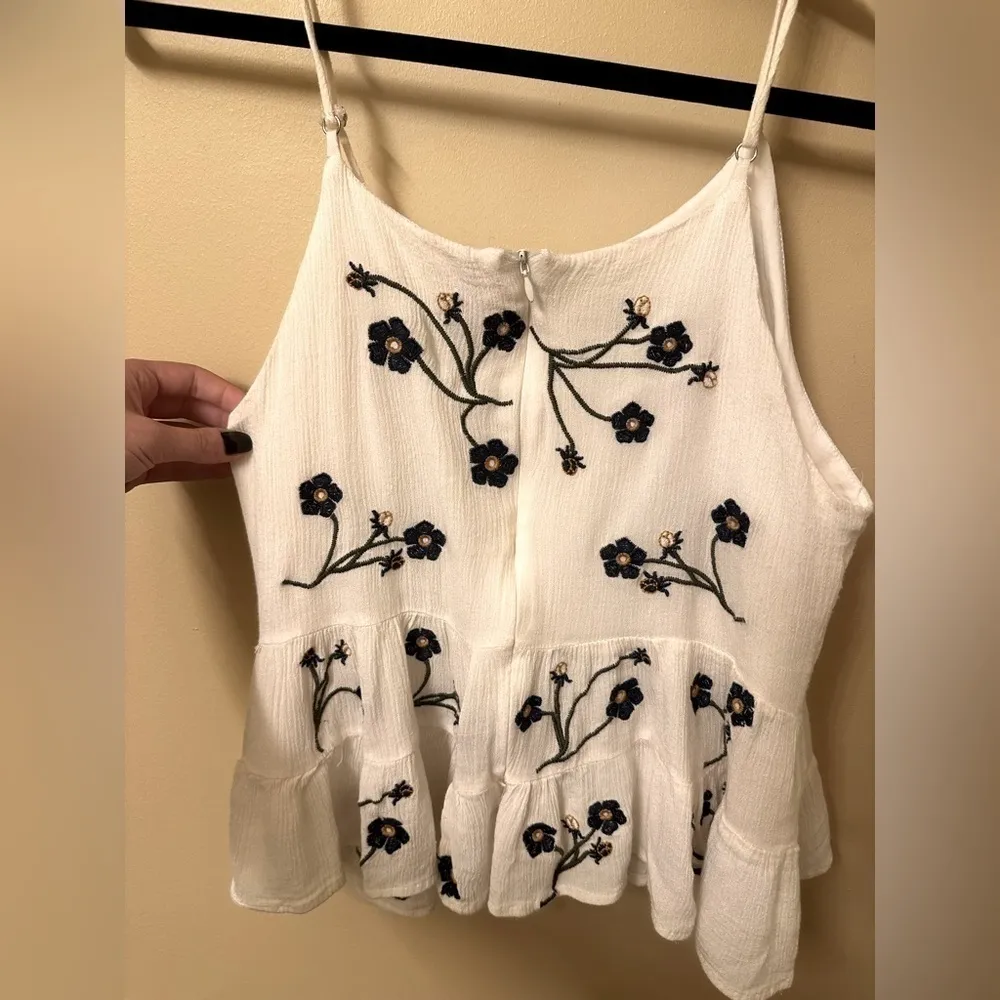 Francesca's Floral Top White and Blue Large - Image 5