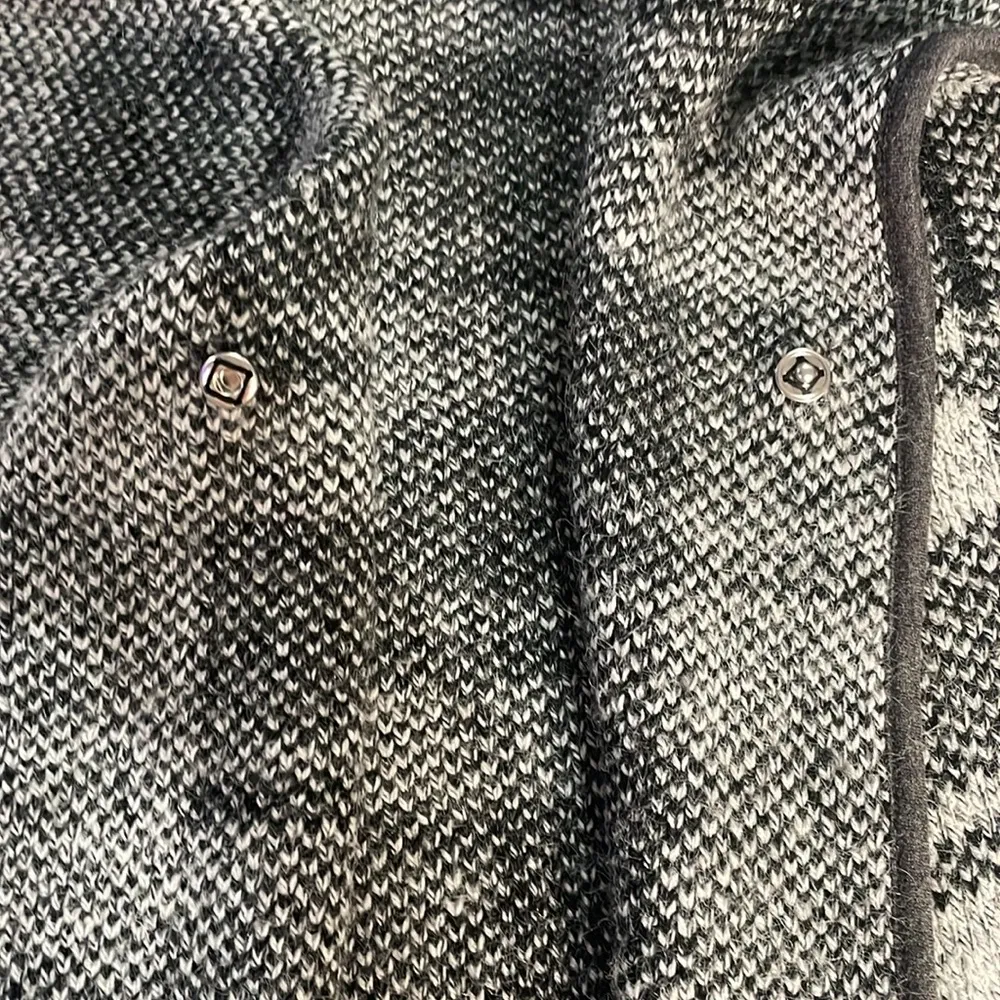 Long cape vest single snap closure dual pocket plaid vent back soft knit sweater Gray Size L - Image 8