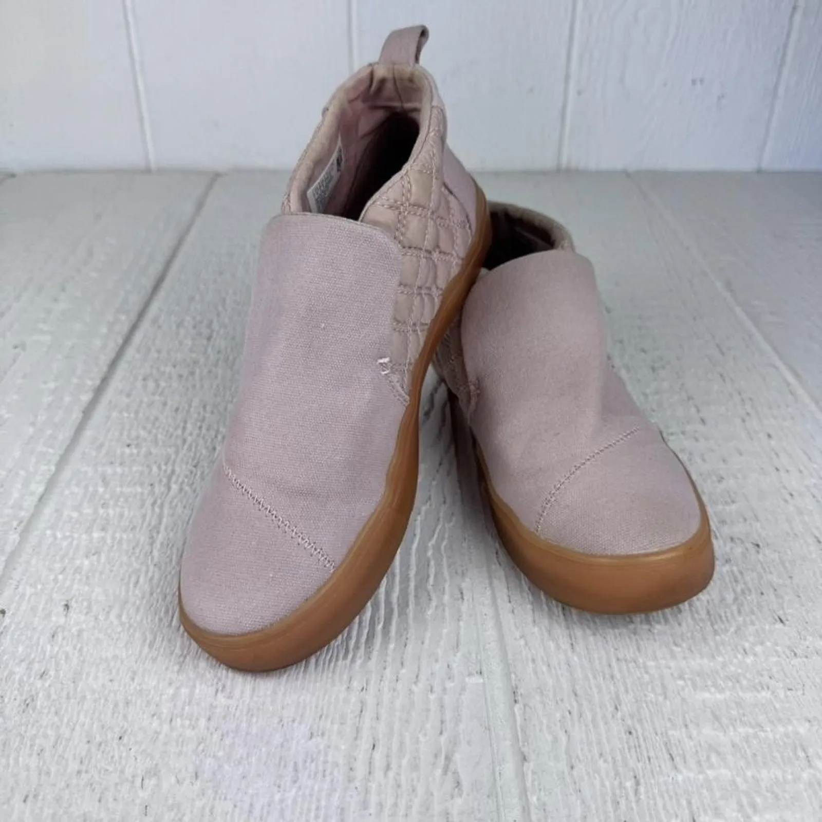 TOMS Slip On Sneakers Womens Size 8 Pink Quilted Ankle Shoes Gum Sole - Image 2