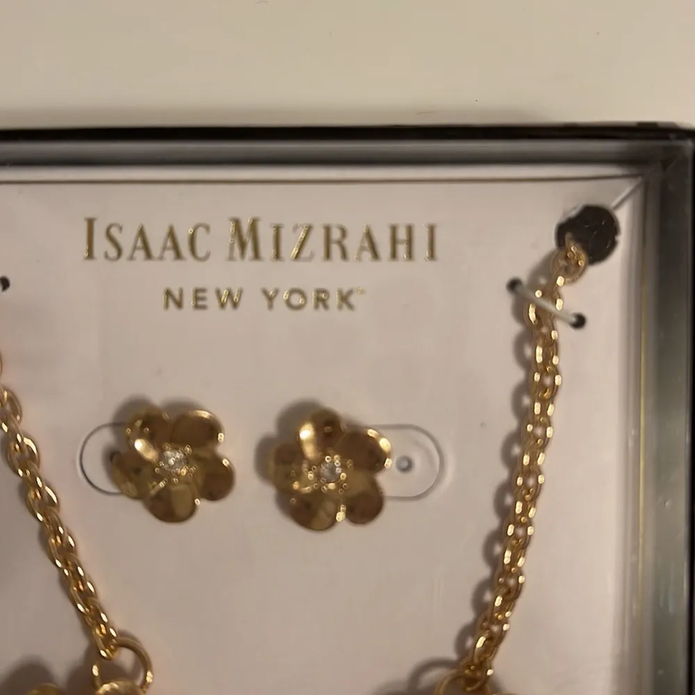 New Isaac Mizrahi Necklace & Earrings set Flowers w Crystals - Image 3