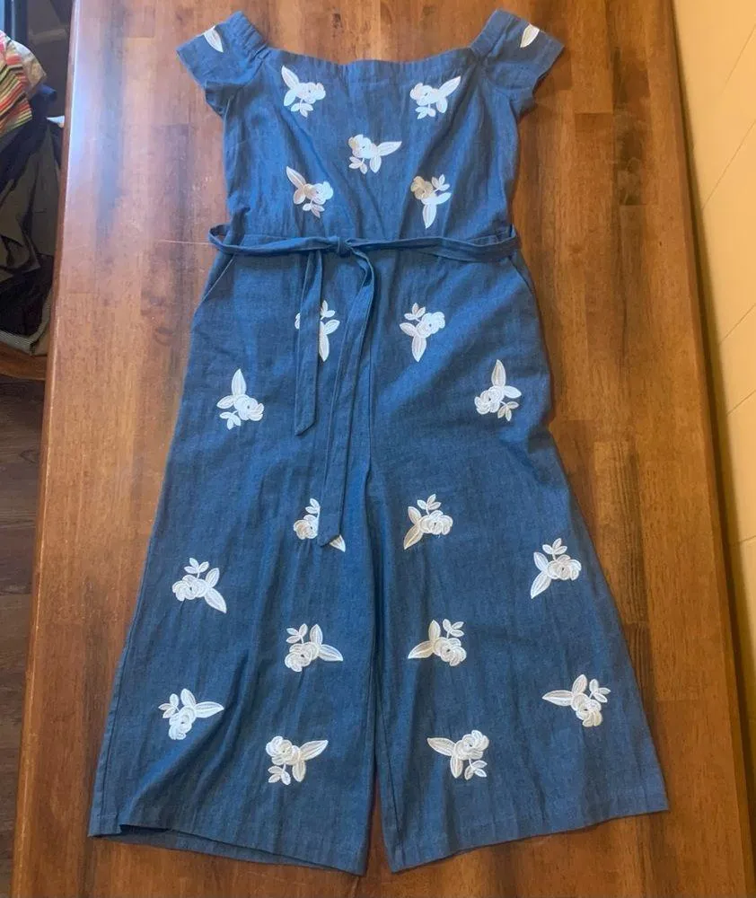 English Factory Jumpsuit Large Blue Denim White Embroidered Floral Capri length - Image 3