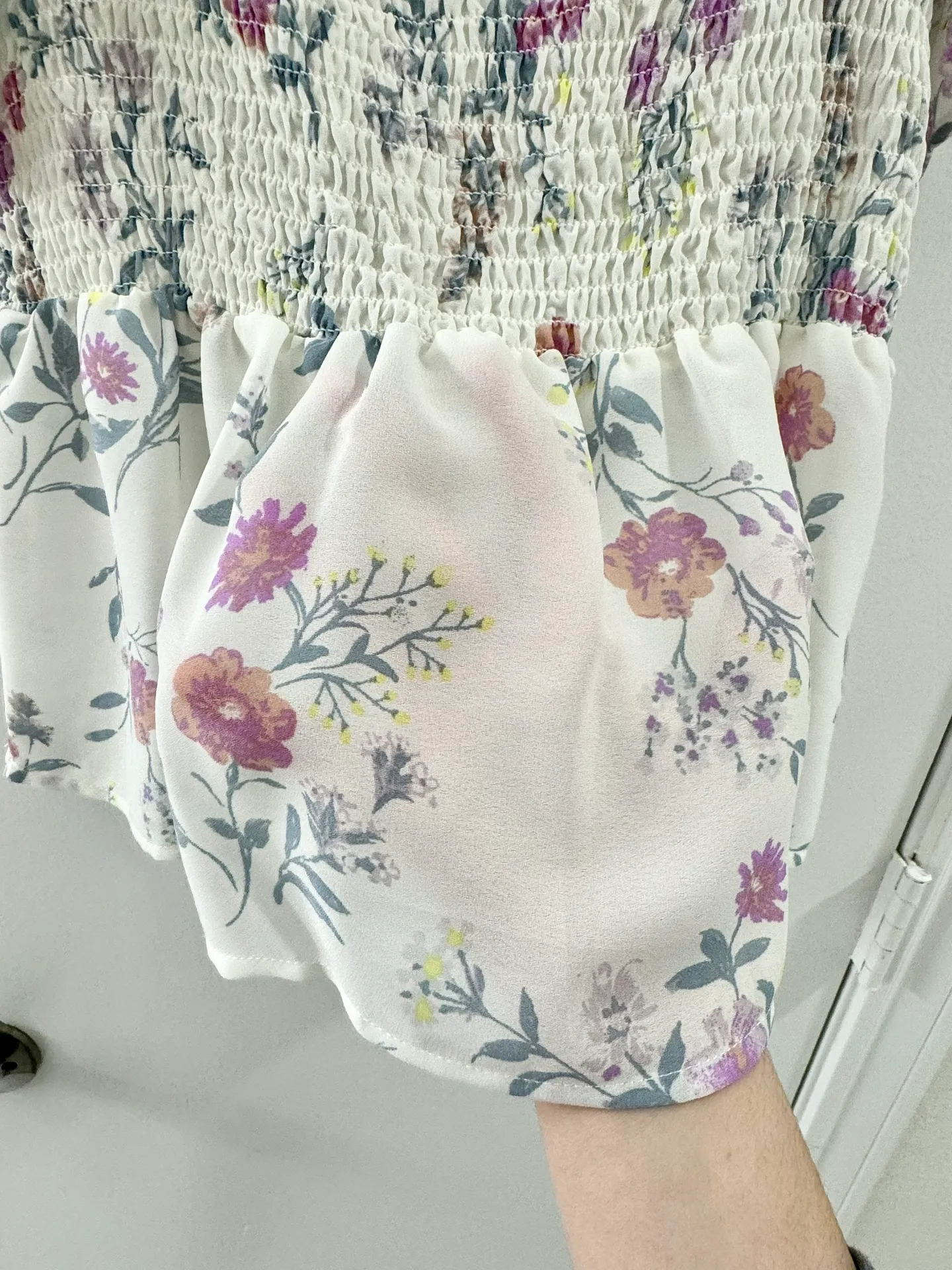 Francesca’s love & piece Floral flowy white ruched blouse- Size Small - Image 4