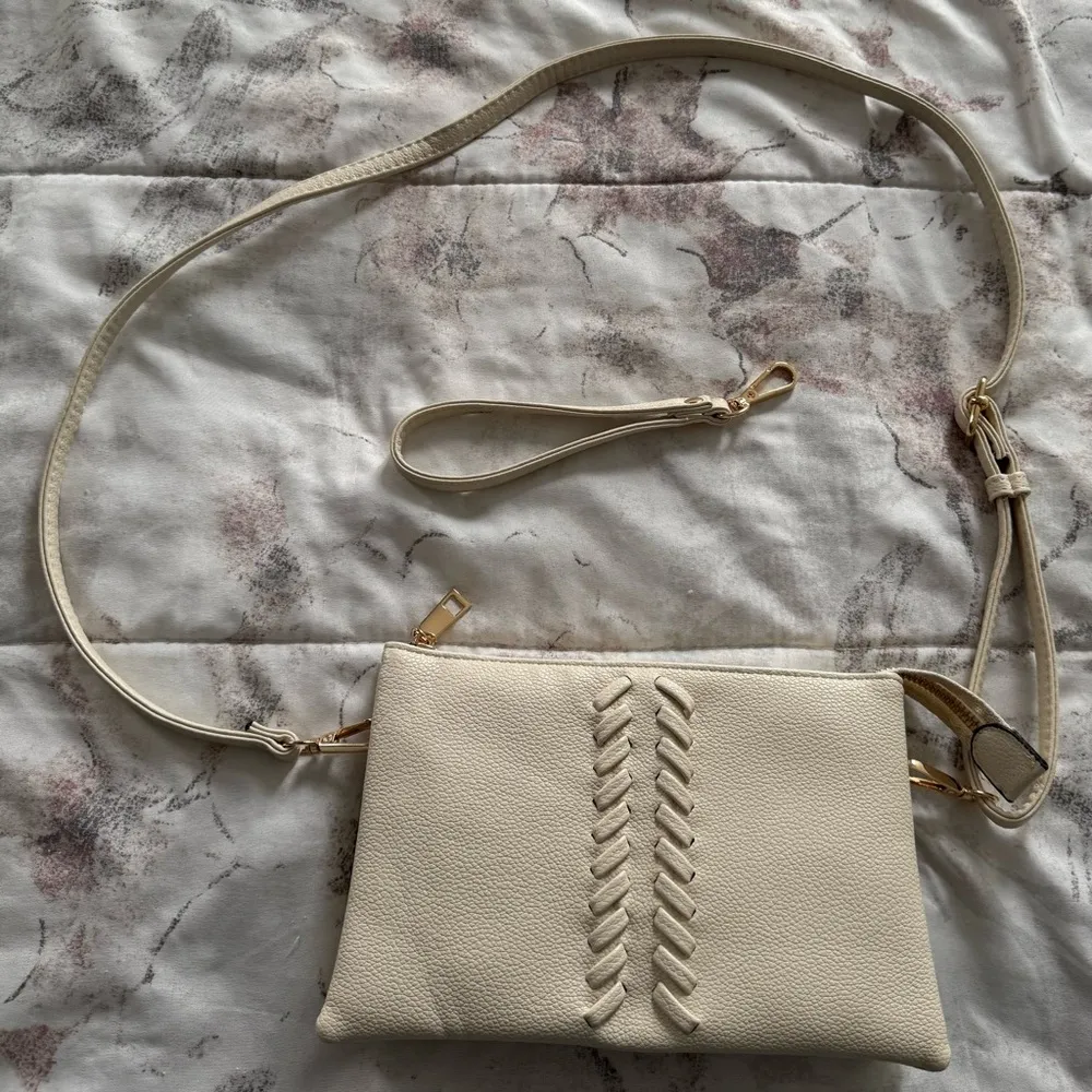NWOT beige cream pebble vegan leather crossbody bag with animal print, size 8x5 Gold - Image 9