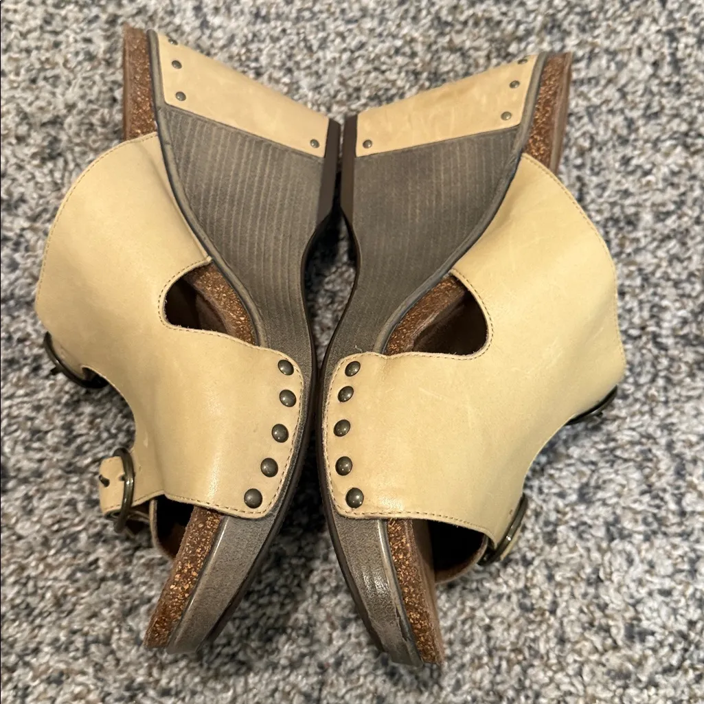 Dansko Fern Buckle Wedge Sandals Full Grain Leather Studded Beige Sz 41/11-11.5 - Image 5