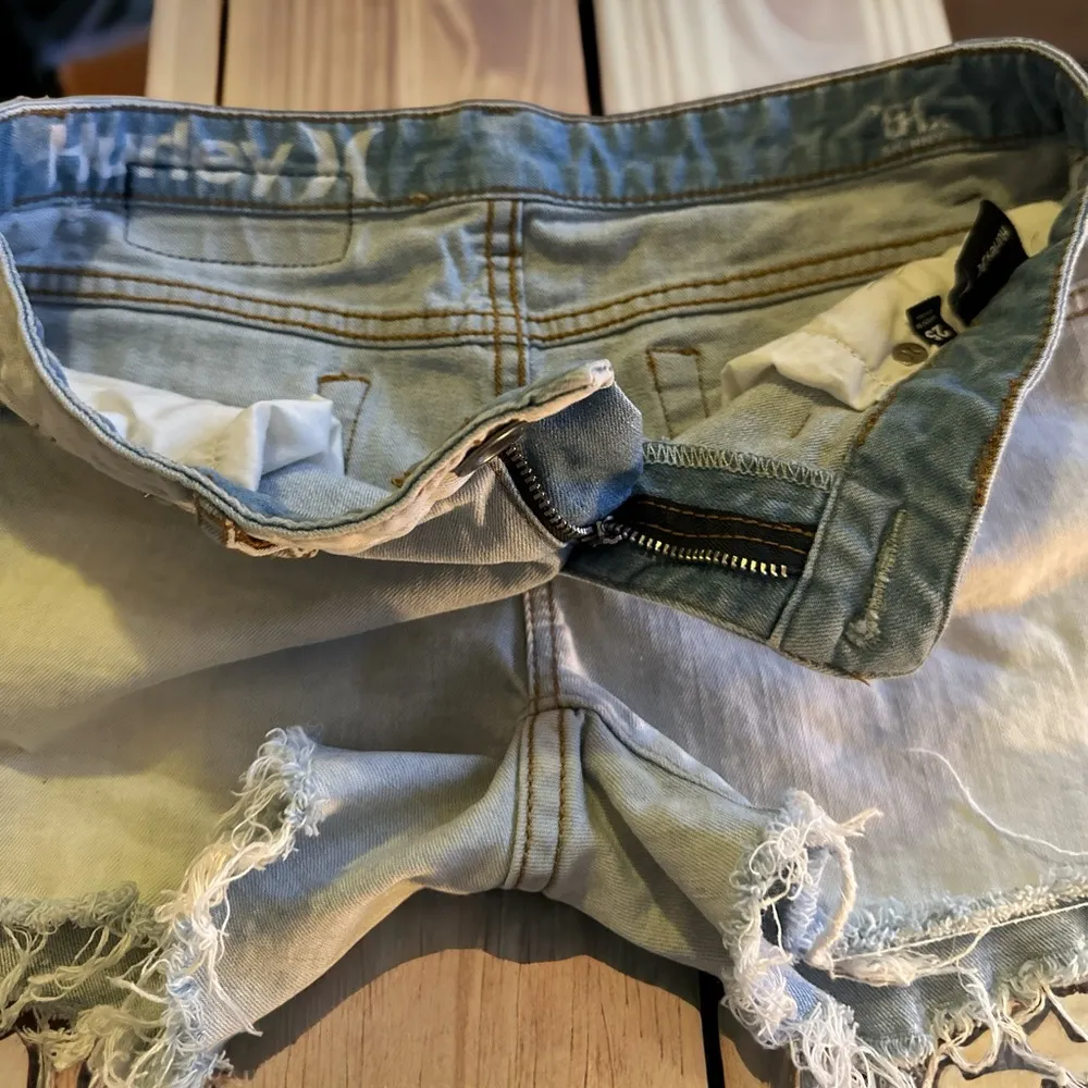 Women’s Hurley Jeans 81 Skinny Denim Boho Cut Off Light Wash Shorts 25 - Image 2