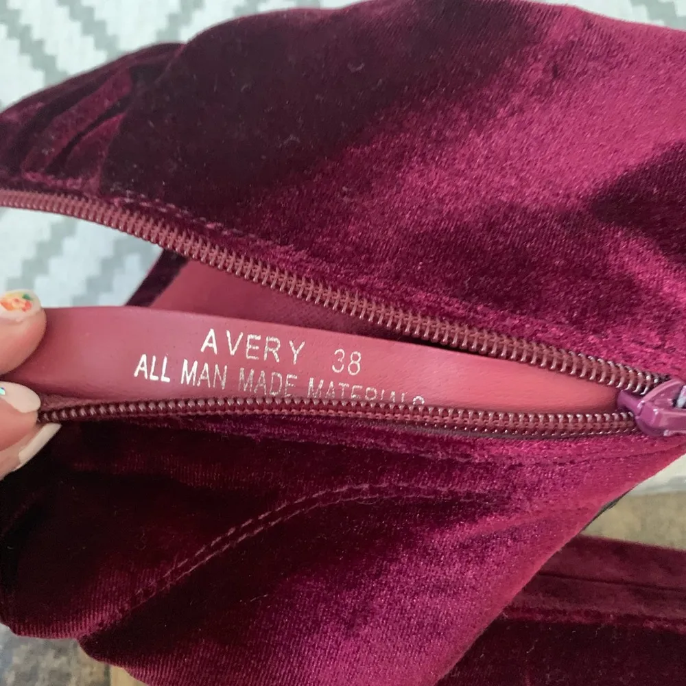 AKIRA burgundy velvet heels - Image 8