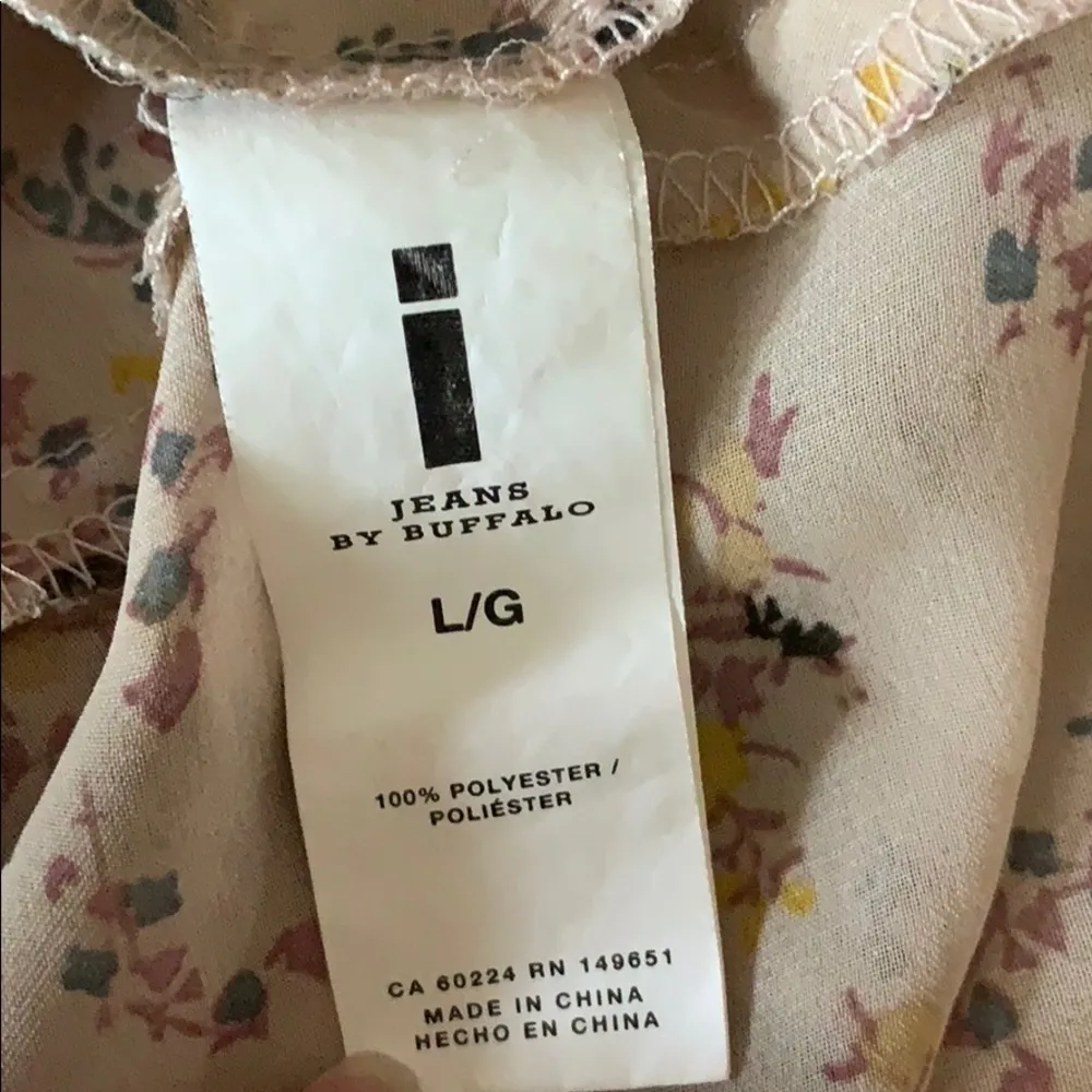 Jeans by Buffalo Cold Shoulder Asymmetrical Top Size Large - Image 8