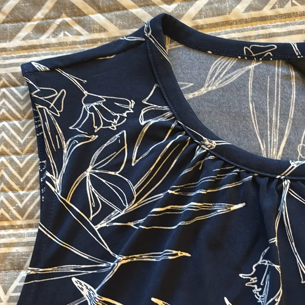 Liz Claiborne Navy and White Floral Tank Top - Image 4