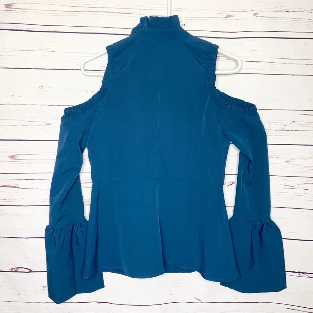 NWT Romeo + Juliet Teal Blue Cold Shoulder Bell Sleeve Blouse Top Size Small - Image 10