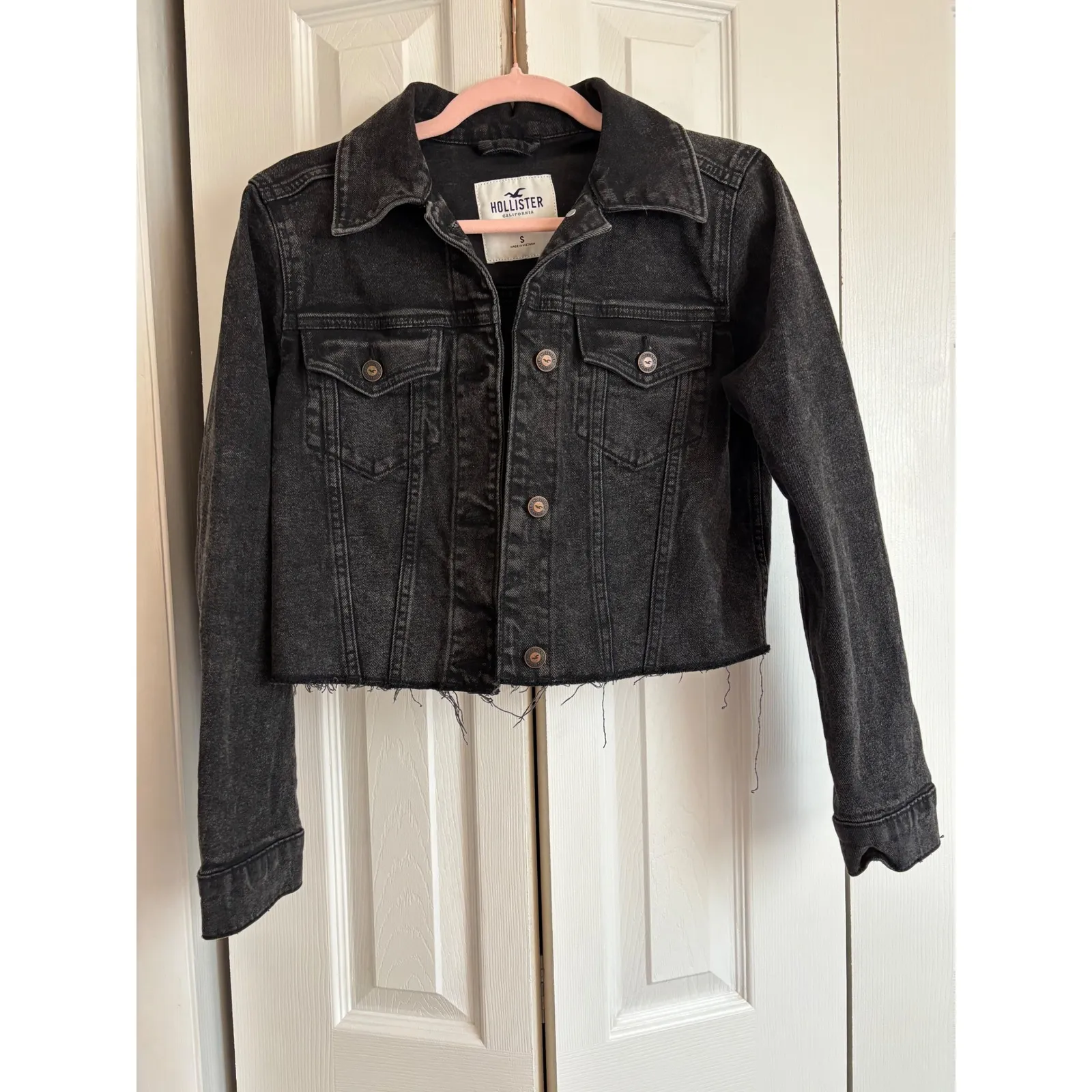 Hollister Black Wash Cropped Denim Jacket | Frayed Hem | Size Small MSRP $100 - Image 4