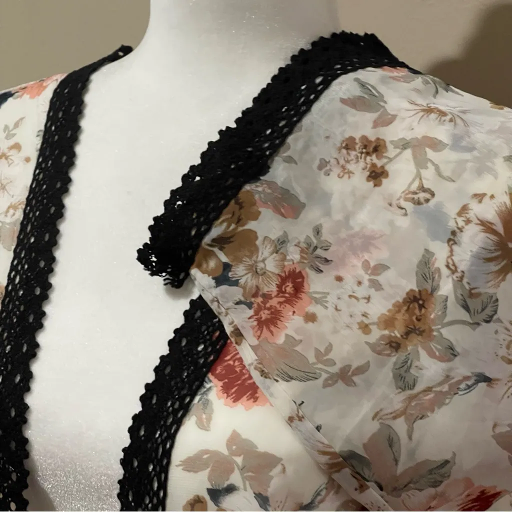 Romantic Floral Kimono Robe with Black Trim White Size undefined - Image 4