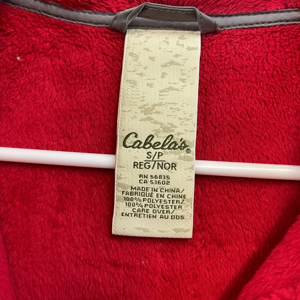 Cabela's Red Puffer Jacket Warmth and Style - Image 2