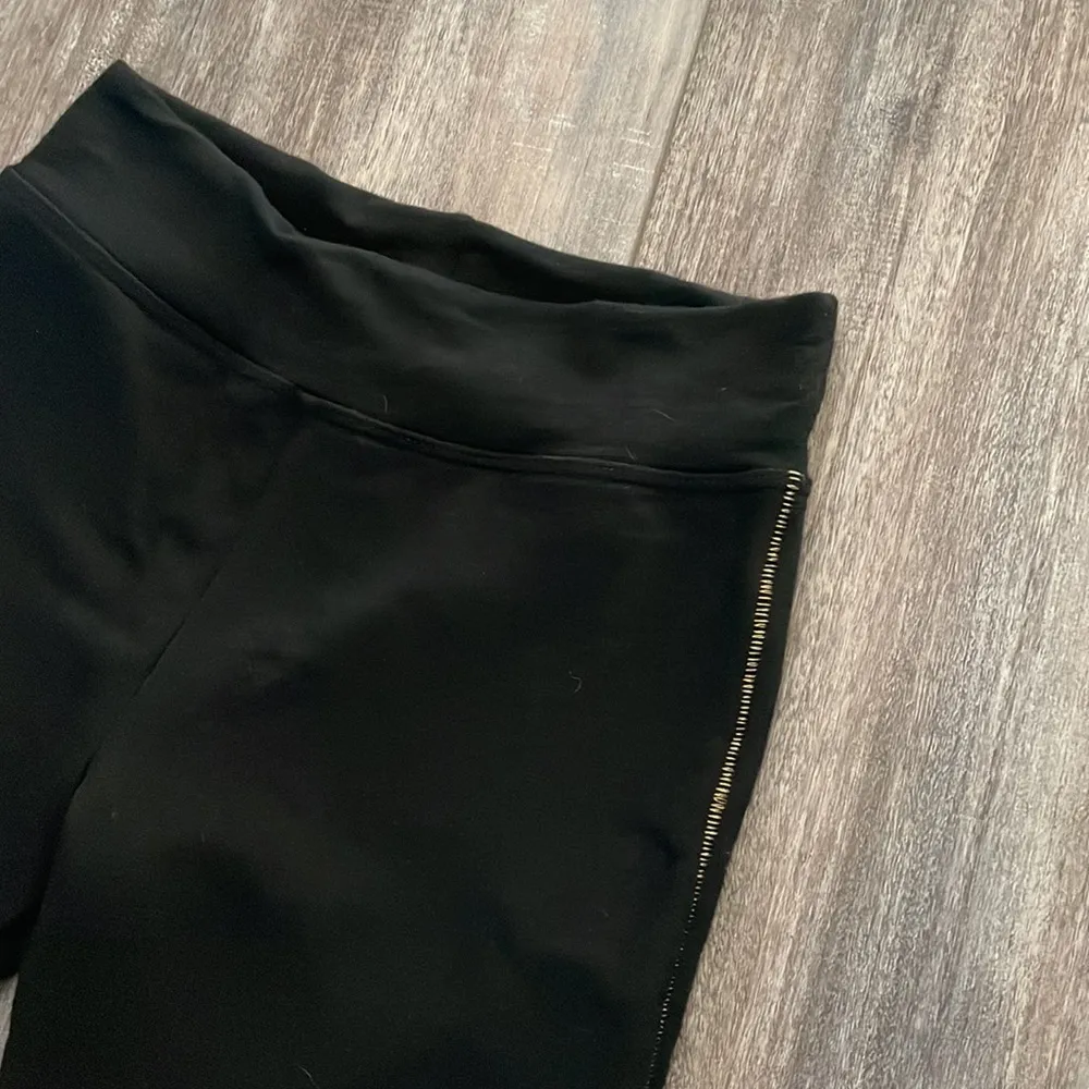 SUNDRY Black Yoga Pant With Visible Gold Stitching Size 0 XS - Image 4