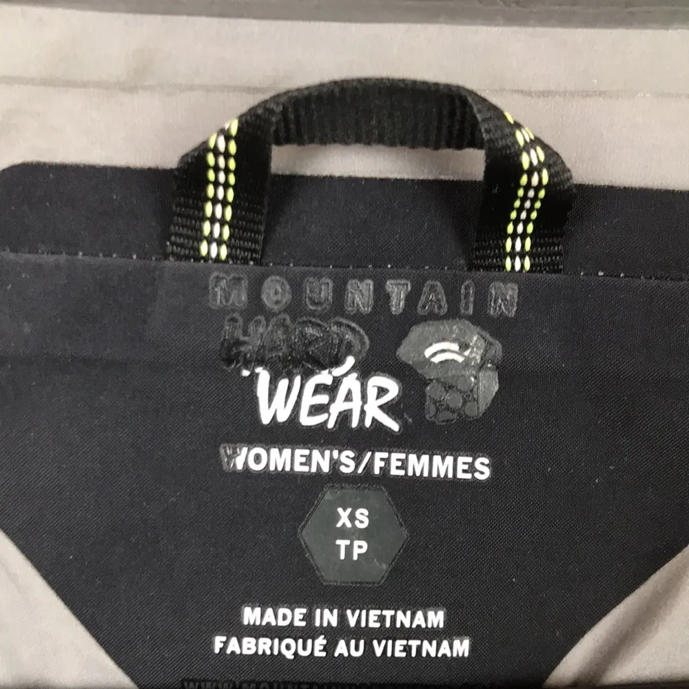 Mountain Hardwear Women’s DRY.Q Elite Outdoor Multi-Pocket Lightweight Jacket - Image 15