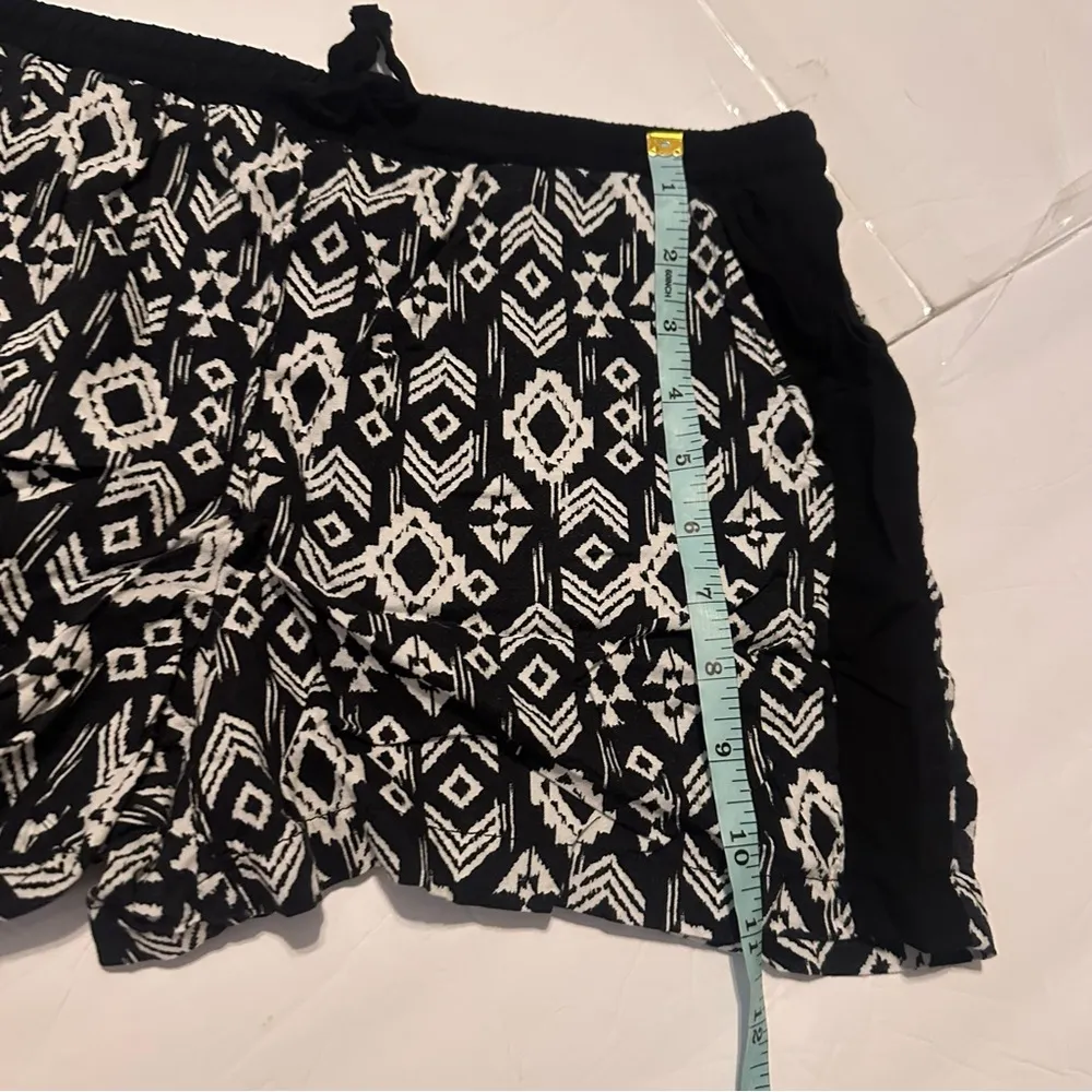 Black and White Patterned Women's Shorts Tribal Aztec Graphic Retro Size M - Image 2