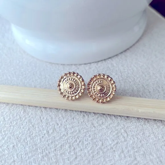 Gold circle stud earrings - Image 3