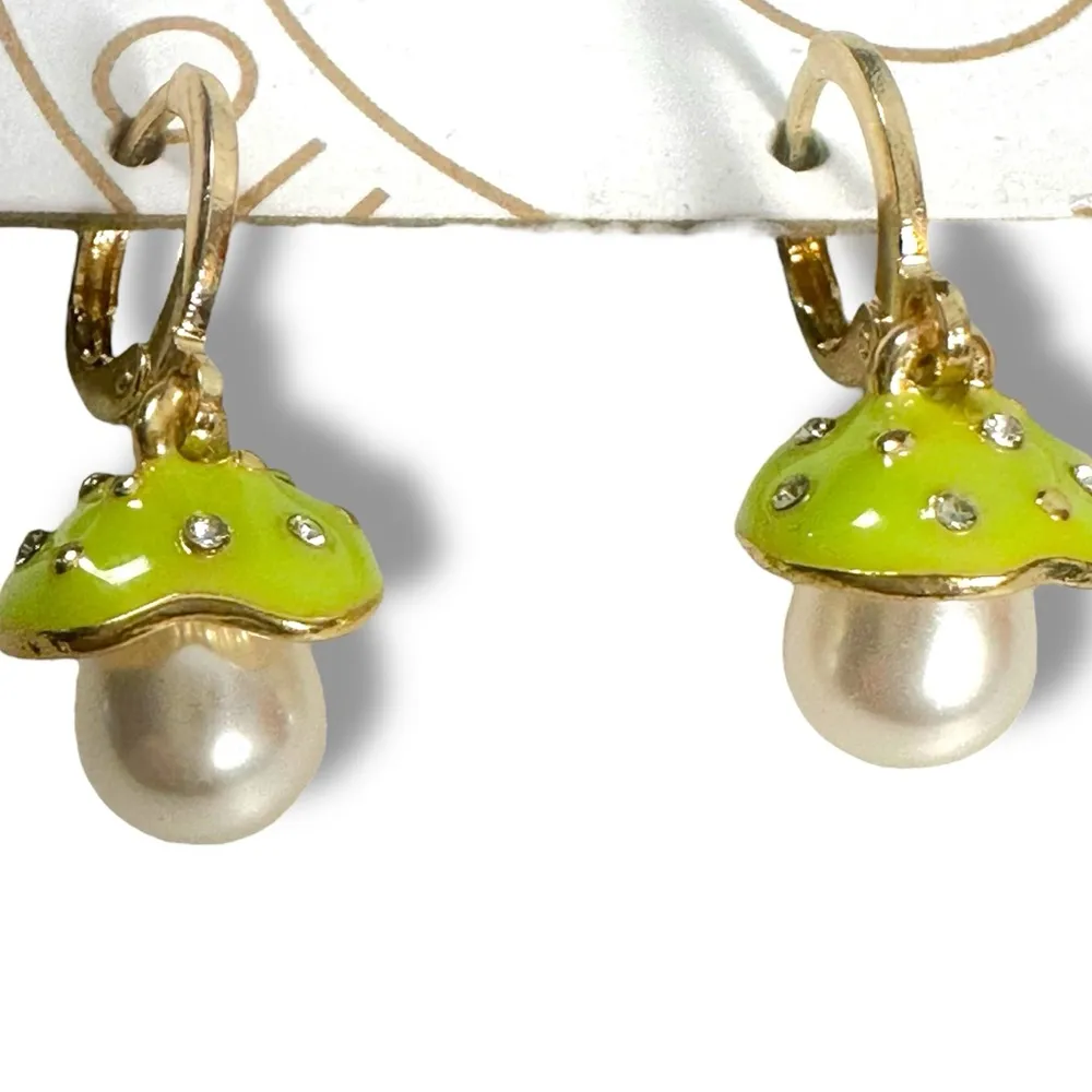 Urban Outfitters Mushroom Pearl Drop Earrings NWT Dainty Gold Pearl Lime - Image 4