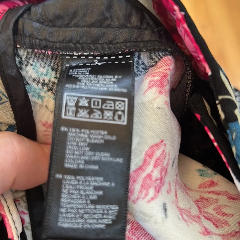 Forever 21 Exclusive floral shorts, button/zip, with pockets, Medium - Image 7