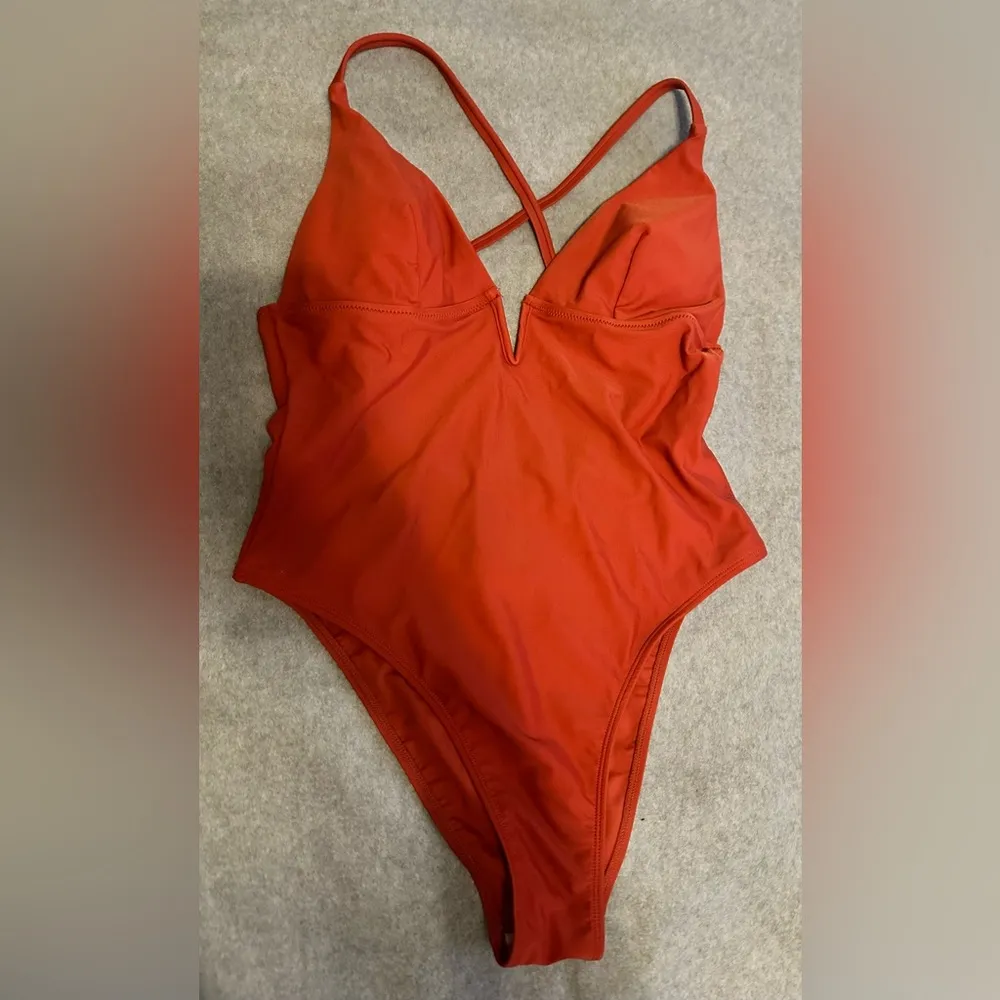 Cupshe NWT  One Piece Bathing Suit Deep V Neck Crisscross Back brick red size M - Image 4