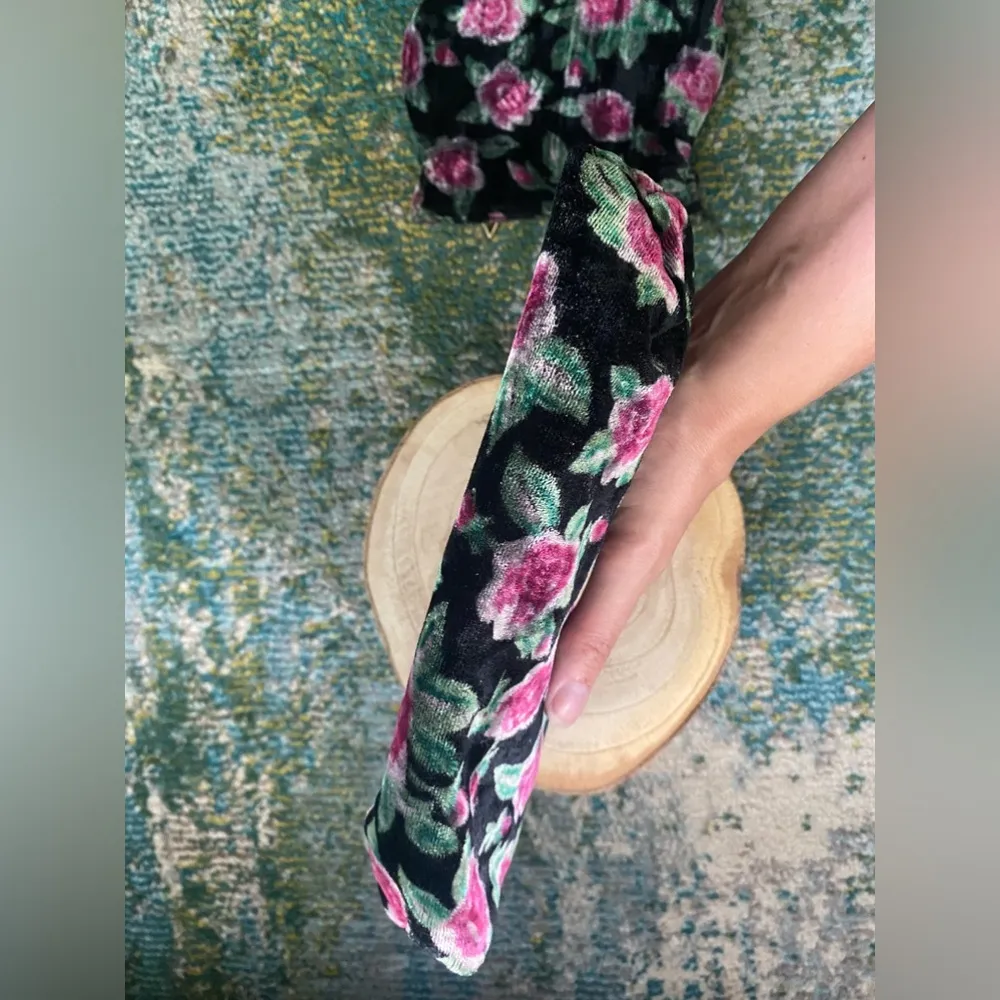 Pair of vintage 90s Victoria’s Secret floral velvet makeup cosmetic bags - Image 13