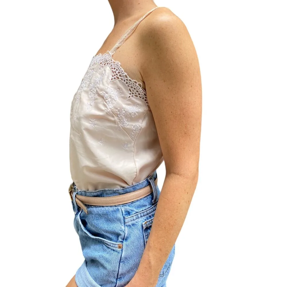 Vintage 80s Gold Label Victoria's Secret VS Baby Pink Scalloped Lace Eyelet Cami - Image 4