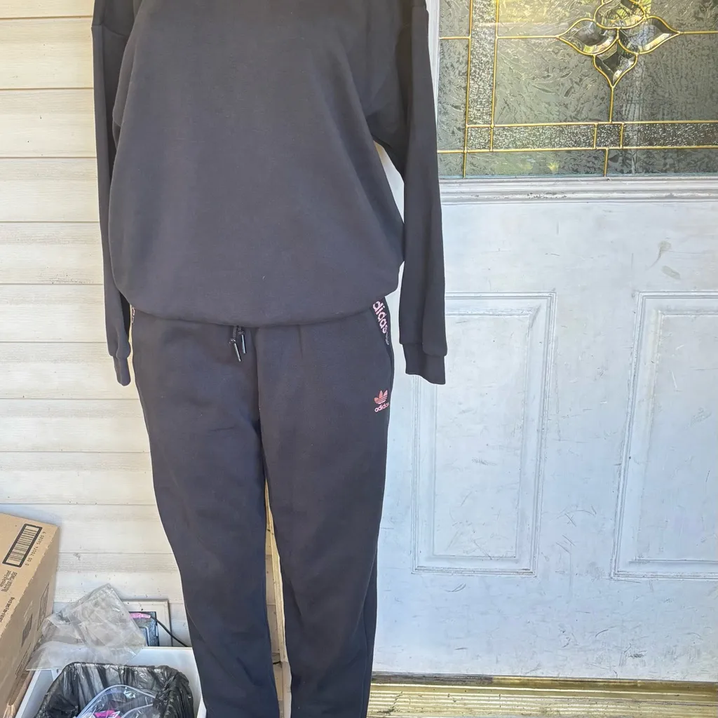 Adidas crewneck sweatshirt and joggers set - Image 15