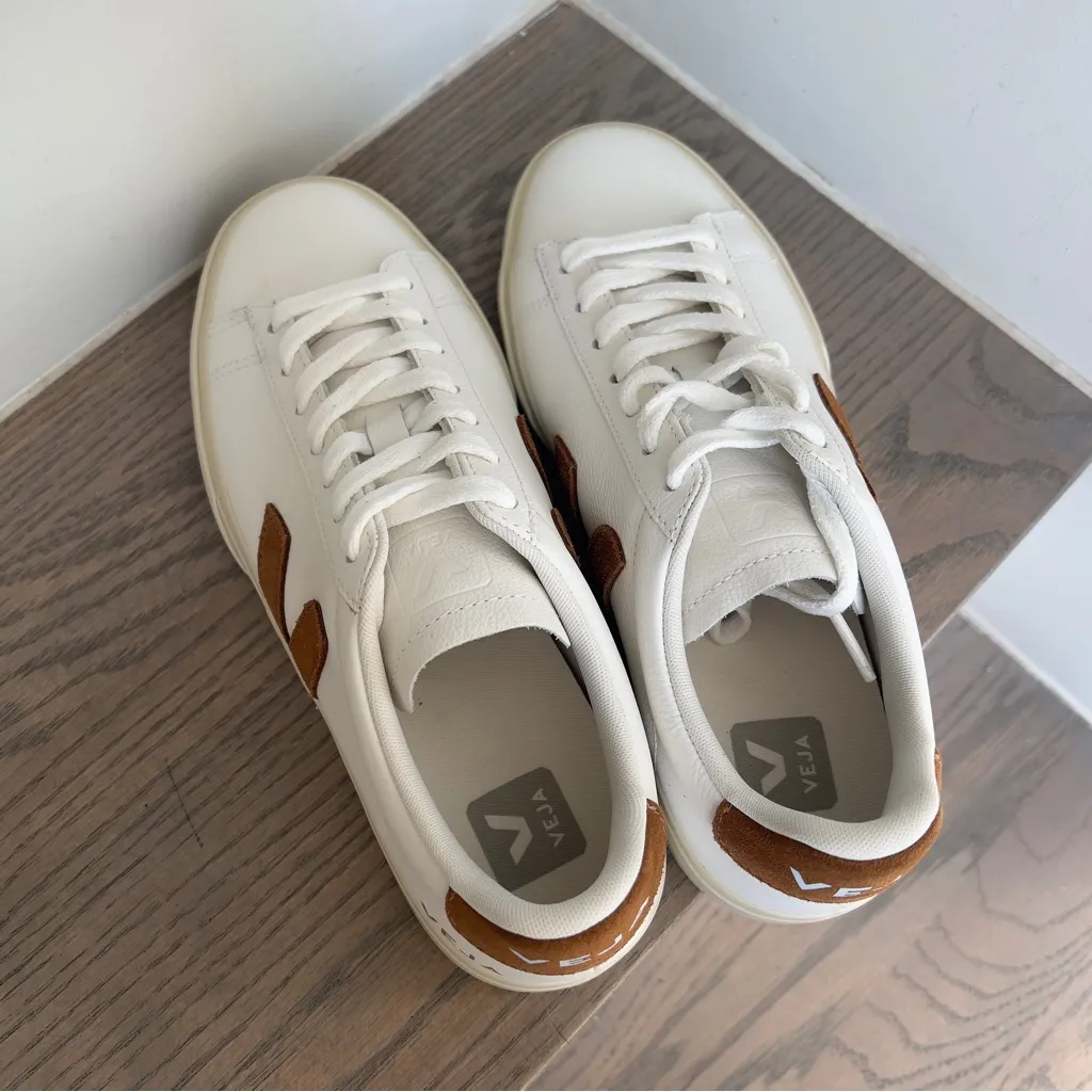 NWOB Veja Campo Sneakers in White / Cognac - Image 6