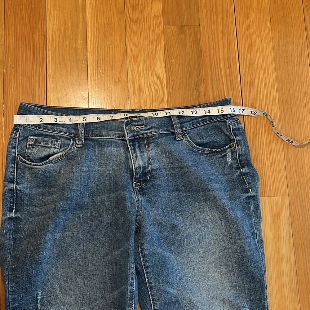 Old navy women’s capris distressed jeans size 6. - Image 5