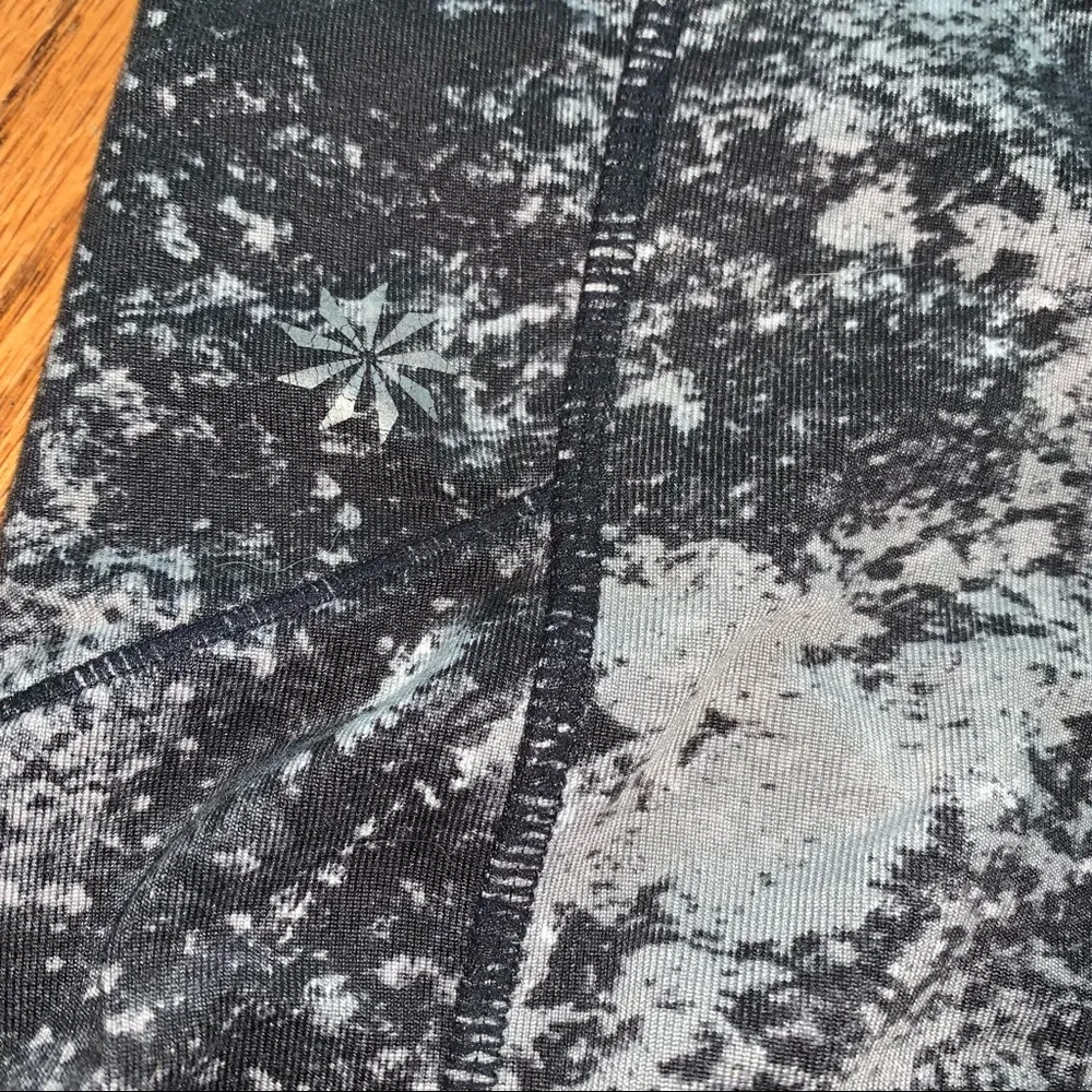 Athleta Splatter Be Free Knicker Capris size Small - Image 5