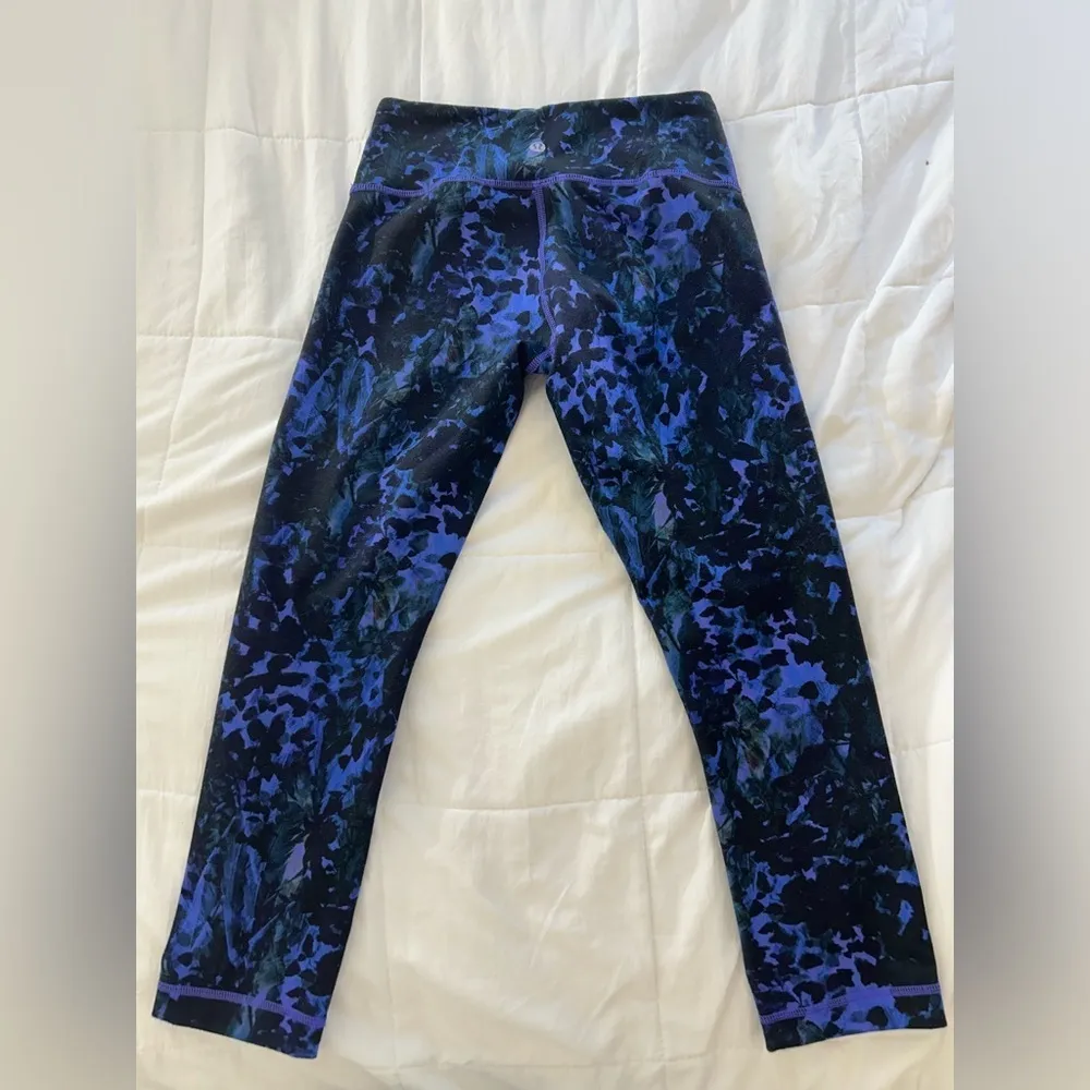 Lululemon Women's Wunder Under Crop ll Purple Iris Floral Print Leggings Size 4 - Image 7