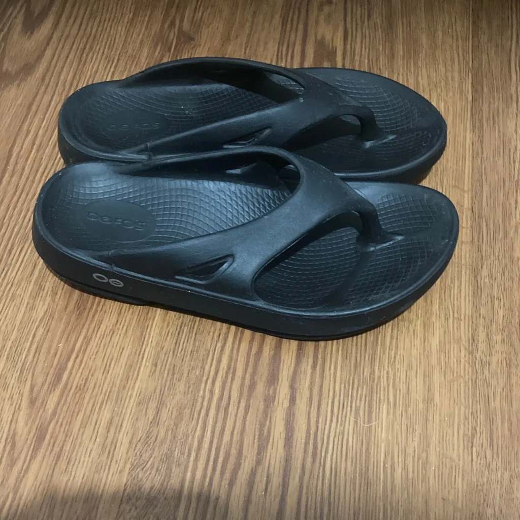 OOFOS Black Recovery Sandals Size 7 - Image 2